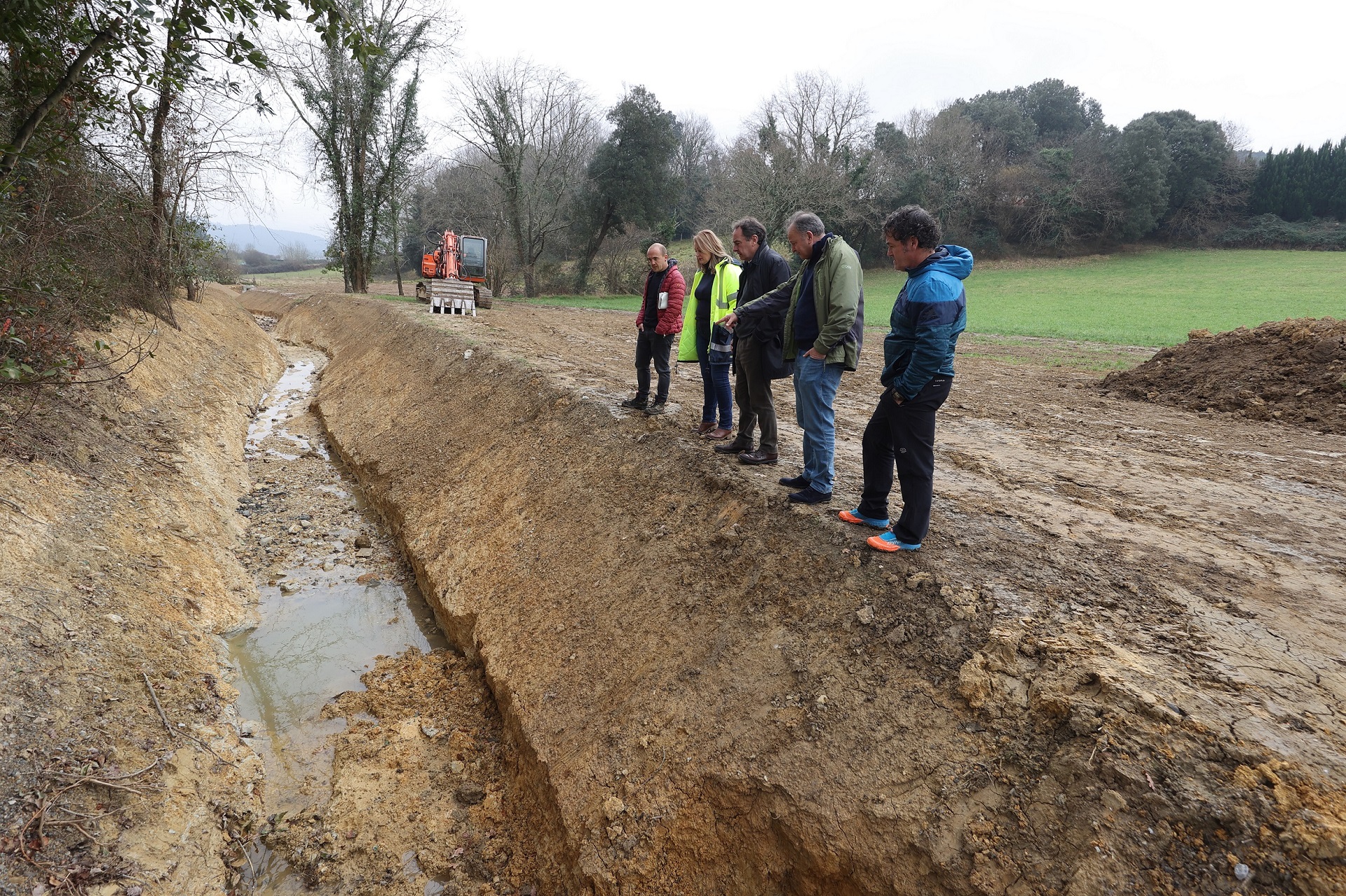 El director de URA y la alcaldesa de Gatika con el equipo técnico en la visita a las obras de Gatika