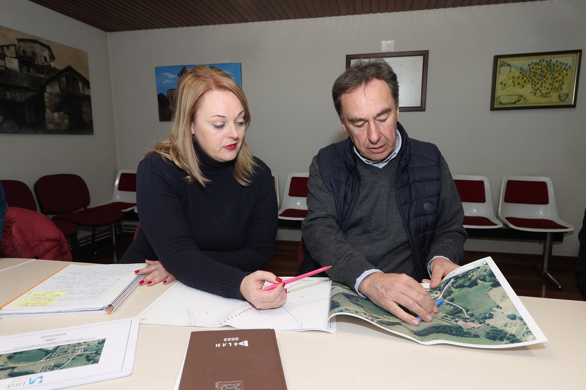 El director de URA y la alcaldesa revisando documentación del proyecto