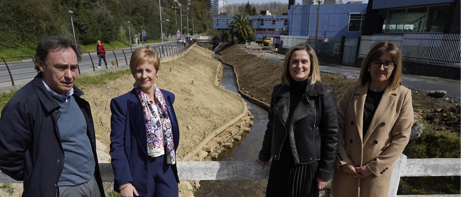 La consejera Arantza Tapia, la alcaldesa de Barakaldo Amaia del Campo, el director general de la Agencia Vasca del Agua Antonio Aiz y la Viceconsejera de Sostenibilidad Ambiental, Amaia Barredo en la visita a las obras en Barakaldo