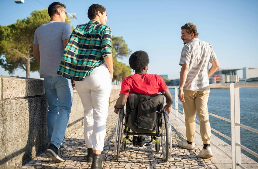 Jóvenes paseando