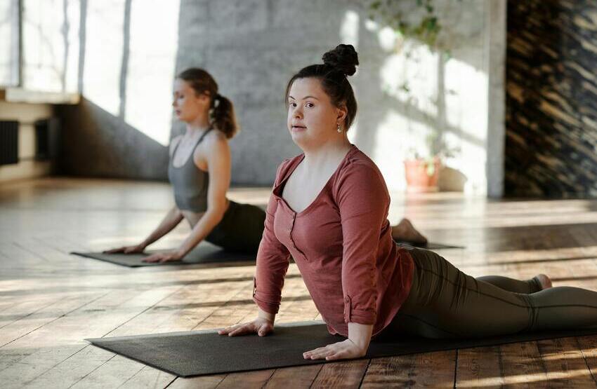 Mujer con síndrome de Down practicando yoga