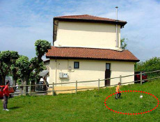 Parte posterior de la ermita de Izaskun con indicación del lugar en el que se encontraría el enterramiento. Parte posterior de la ermita de Izaskun con indicación del lugar en el que se encontraría el enterramiento.