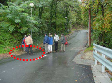 Localización de la fosa bajo el asfalto en la carretera. Localización de la fosa bajo el asfalto en la carretera.