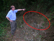 Localización de la Fosa 1 sobre el camino que desciende hacia Arronamendi. Localización de la Fosa 1 sobre el camino que desciende hacia Arronamendi.