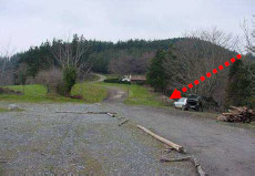 La flecha señala el lugar de enterramiento en la cuneta. La flecha señala el lugar de enterramiento en la cuneta.