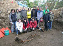 El equipo que intervino en la exhumación junto a los restos recuperados. El equipo que intervino en la exhumación junto a los restos recuperados.