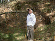 El solicitante junto a la fosa en la que podría encontrarse su hermano, en la zona de Sagasti de Bergara. El solicitante junto a la fosa en la que podría encontrarse su hermano, en la zona de Sagasti de Bergara.