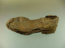 Bota de cuero Bota de cuero de la que se conserva la suela con sus diferentes capas.