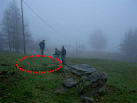 Ubicación de la fosa Ubicación de la fosa. Al fondo el caserío Martin Txiki.