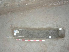 Delimitación de la fosa con los restos en su interior. Delimitación de la fosa con los restos en su interior.