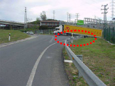 Zona del cruce de acceso a la empresa Luzuriaga. Bajo el asfalto se encontrarían las inhumaciones. Zona del cruce de acceso a la empresa Luzuriaga. Bajo el asfalto se encontrarían las inhumaciones.