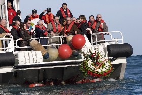 Ofrenda floral en el mar